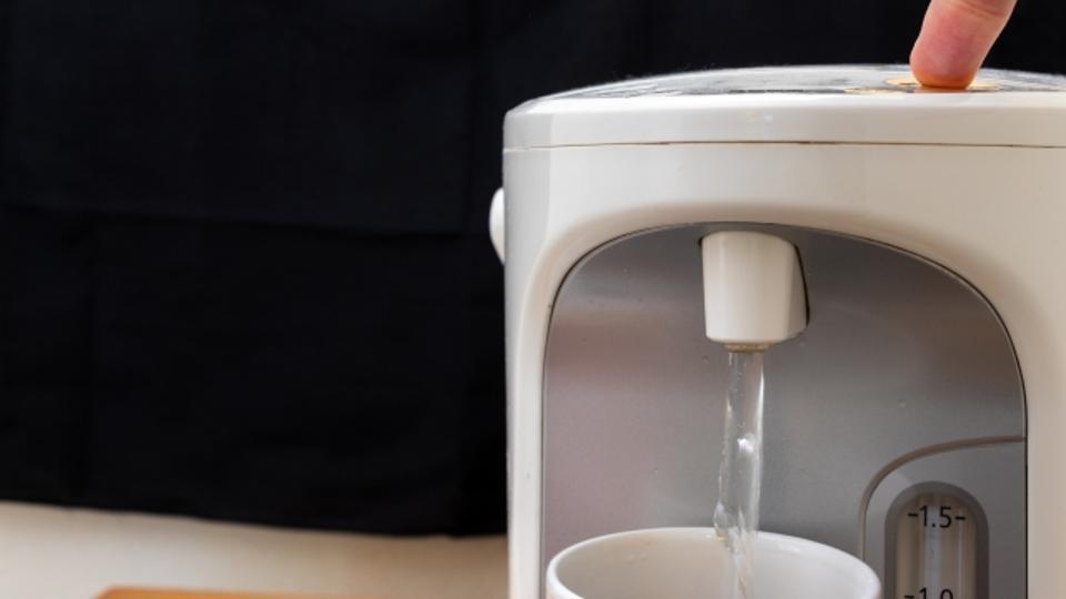 電気ポットの電気代はいくら？使用時間ごとの目安やケトルとの比較